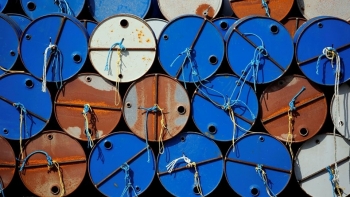 Giá dầu tăng 1% do sụt giảm lượng dầu thô của Mỹ làm lu mờ sự thúc đẩy sản lượng của OPEC+