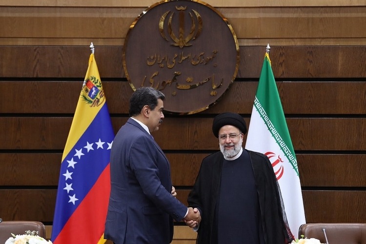Iran giao thêm một tàu chở dầu cho Venezuela