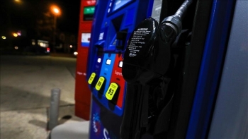 Giá xăng của Mỹ giảm xuống dưới mức 5 USD sau khi dầu thô Mỹ giảm 6%