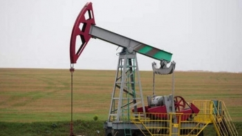 Giá dầu dao động cao hơn khi nguồn cung thắt chặt