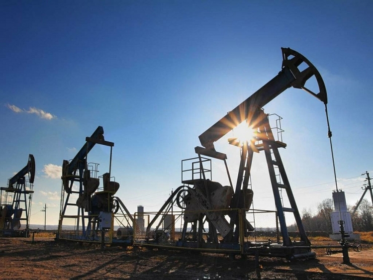 OPEC+ giảm dự báo thặng dư dầu trên thị trường