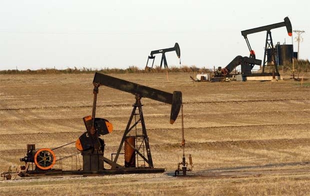 Giá dầu tăng khi các nhà sản xuất lớn đưa ra giới hạn công suất
