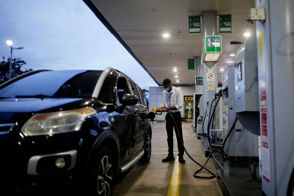 Dầu trượt giá 2% do sản lượng và dự trữ nhiên liệu Mỹ tăng