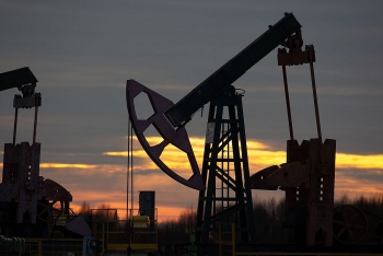 Giá dầu tăng nhẹ do lo ngại về nguồn cung sụt giảm từ Mỹ