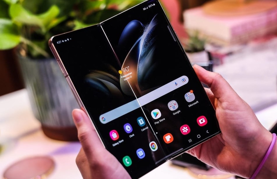 Samsung Galaxy Z Fold4 là chiếc smartphone đầu tiên được được khởi chạy Android 12L