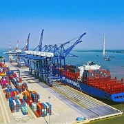 Tin tức kinh tế ngày 17/8: Xuất nhập khẩu hàng hóa qua các cảng biển giảm tốc