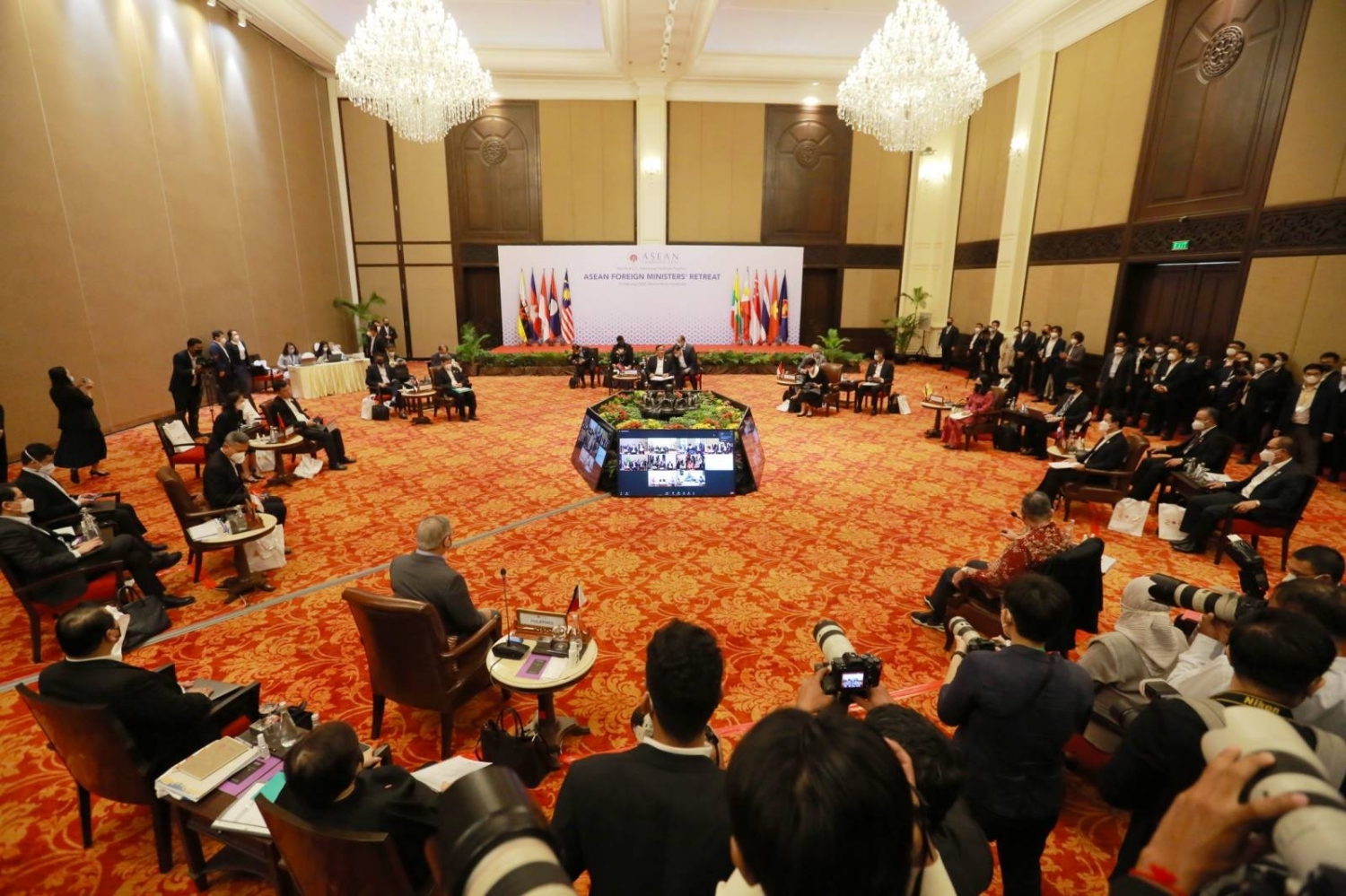 Trả lời phỏng vấn Báo chí về Hội nghị hẹp các Bộ trưởng ngoại giao ASEAN