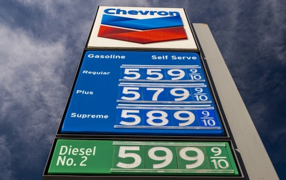 Big Oil: Tại sao giá xăng vẫn tăng mặc dù giá nhiên liệu giảm?