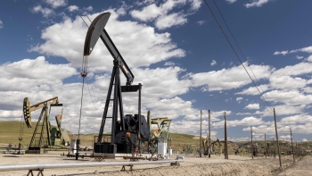 Giá dầu tăng 1,5% do lo ngại về nguồn cung