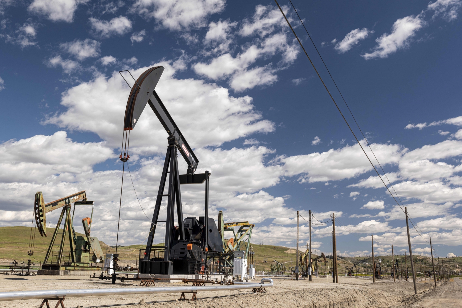 Giá dầu tăng 1,5% do lo ngại về nguồn cung