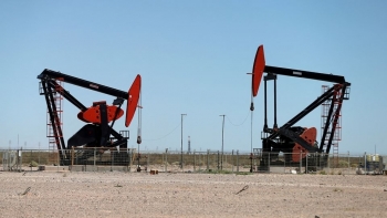 Giá dầu tăng gần 4 USD khi nguồn cung thắt chặt vượt quá lo ngại suy thoái