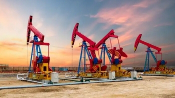 Giá dầu tăng thêm 5 USD do đồng đô la yếu hơn và nguồn cung thắt chặt