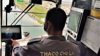 THACO: Lái cẩu Liebherr trên bến cảng và chuyện nghề “nhìn xa, trông rộng”