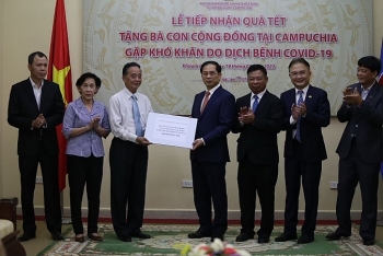 Bộ trưởng Bộ Ngoại giao Bùi Thanh Sơn trao tặng quà Tết tới cộng đồng tại Campuchia gặp khó khăn do ảnh hưởng của dịch Covid-19