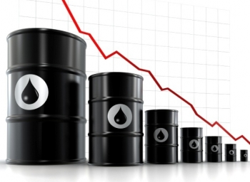 Giá dầu giảm hơn 3% do nhu cầu tiêu thụ bị ảnh hưởng bởi làn sóng thứ 3 của đại dịch Covid-19