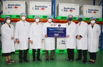 Bộ Y tế tiếp nhận 403.000 liều vắc-xin AstraZeneca đầu tiên của Chính phủ Australia hỗ trợ Việt Nam