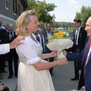 Cựu Bộ trưởng Ngoại giao Áo Karin Kneissl rời khỏi Hội đồng quản trị của Rosneft
