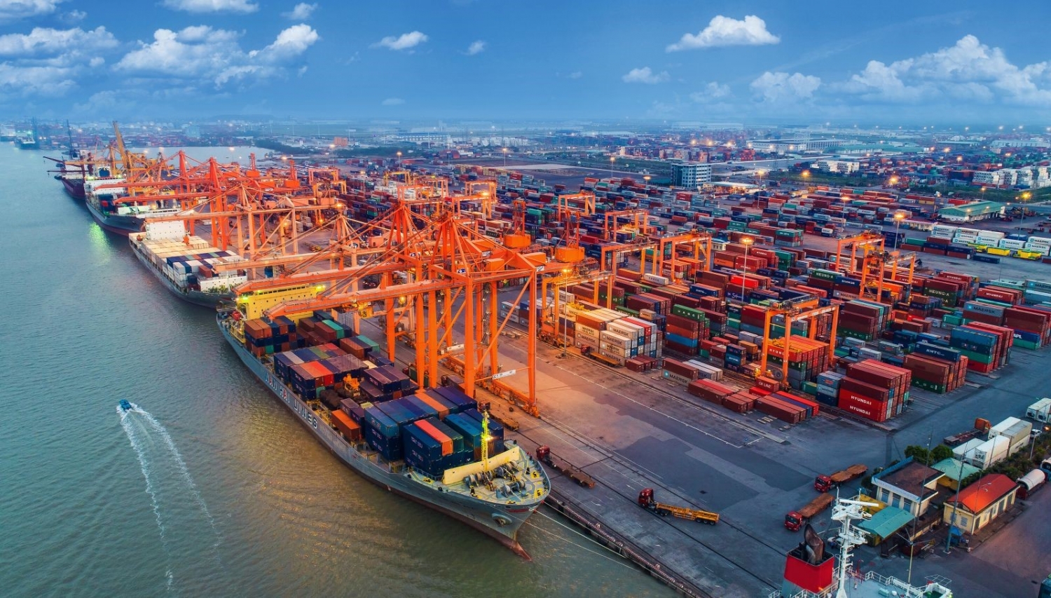Phát triển cảng biển là một lợi thế của vùng ven biển Việt Nam