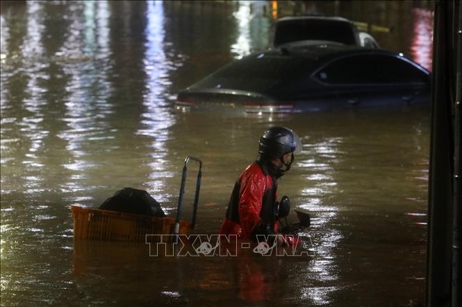 Mưa lớn gây ngập lụt nhiều tuyến đường ở Seoul, Hàn Quốc, ngày 8/8/2022. Ảnh: THX/TTXVN