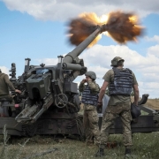 Ukraine cạn ngân sách, buộc phải in thêm tiền trả lương quân nhân