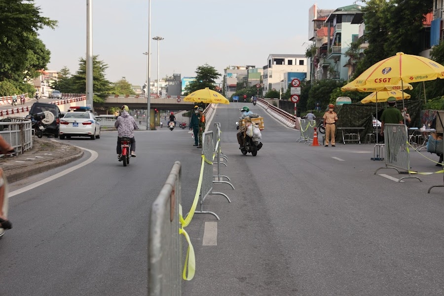 Hà Nội: Siết chặt kiểm soát ra vào “vùng đỏ” Hà Nội: Siết chặt kiểm soát ra vào “vùng đỏ”