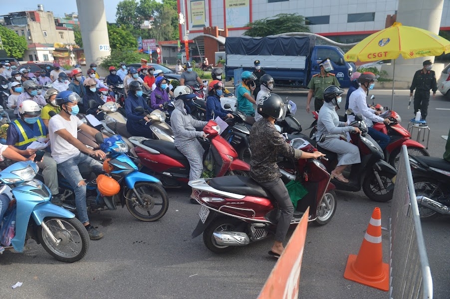 Hà Nội: Siết chặt kiểm soát ra vào “vùng đỏ” Hà Nội: Siết chặt kiểm soát ra vào “vùng đỏ”