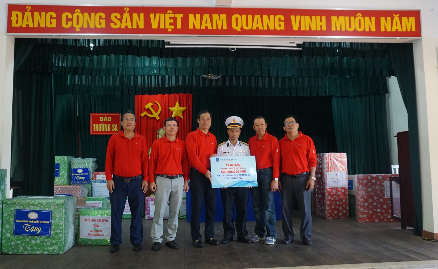 Petrovietnam mang hơi ấm từ đất liền đến với Trường Sa Petrovietnam mang hơi ấm từ đất liền đến với Trường Sa