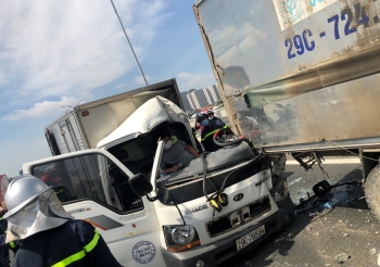 Hà Nội: Công an quận Bắc Từ Liêm cắt cabin giải cứu tài xế xe tải bị thương sau tai nạn