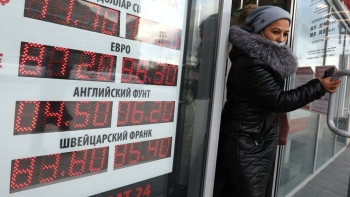 Thị trường chứng khoán Nga sụt giảm 40% giá trị sau các lệnh trừng phạt