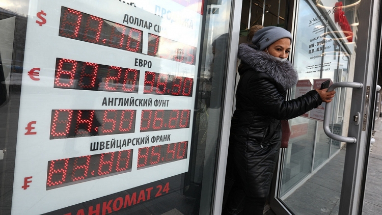 Thị trường chứng khoán Nga sụt giảm 40% giá trị sau các lệnh trừng phạt