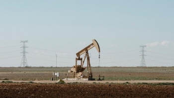 Giá dầu tăng vọt đầu tuần do nguồn cung từ Libya bị gián đoạn và những cảnh báo của Nga