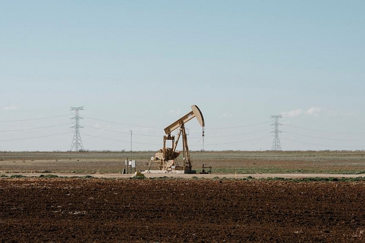 Giá dầu tăng vọt đầu tuần do nguồn cung từ Libya bị gián đoạn và những cảnh báo của Nga