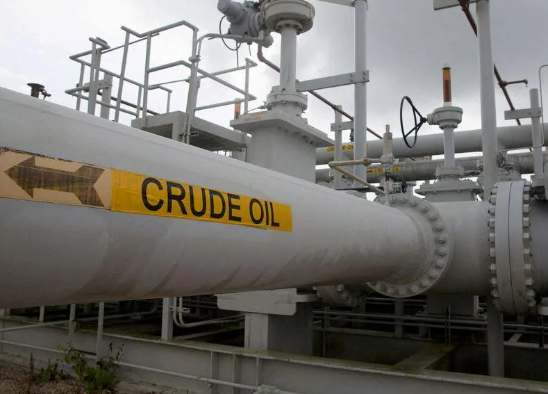 Giá dầu tụt giảm do lo ngại suy thoái và sức tiêu thụ yếu hơn