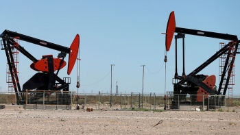 Giá dầu giảm ngày đầu tuần do lo ngại việc tăng lãi suất dự kiến ở Mỹ