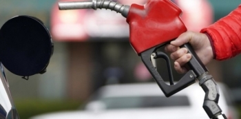 Giá xăng tại Mỹ tiếp tục giảm về mức 4 USD/gallon