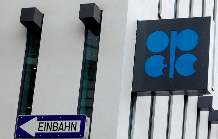 OPEC+ nhất trí tăng nhẹ sản lượng dầu