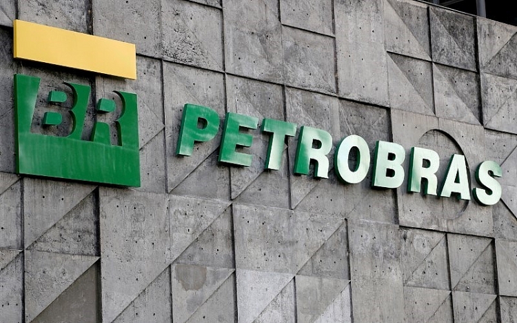 Petrobras giảm giá dầu diesel lần đầu tiên trong hơn 1 năm