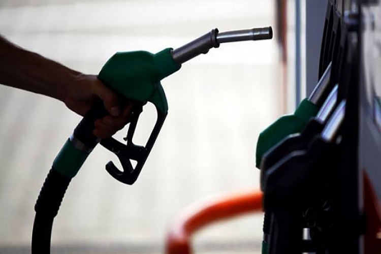 Giá xăng tại Bangladesh tăng hơn 50%