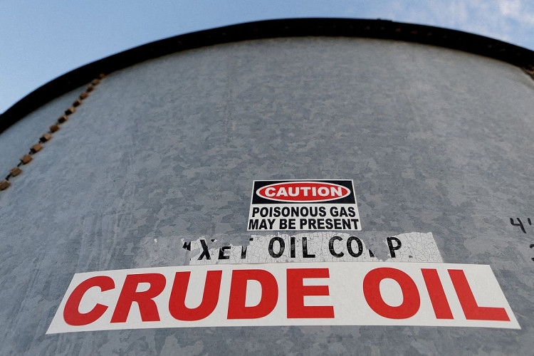 Dầu trượt giá khi tồn kho dầu thô của Mỹ tăng