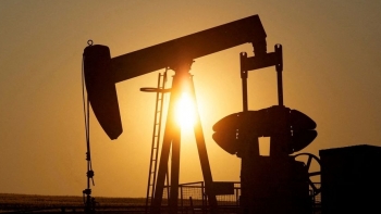 Giá dầu lại giảm do nguồn cung lớn hơn và nhu cầu của Trung Quốc giảm