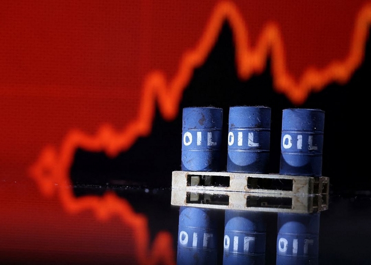 Giá dầu trượt dốc sau khi Mỹ tăng lãi suất