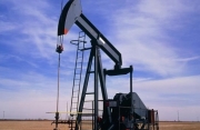 Giá dầu tăng vọt khi OPEC+ có thể cắt giảm tới 2 triệu thùng/ngày