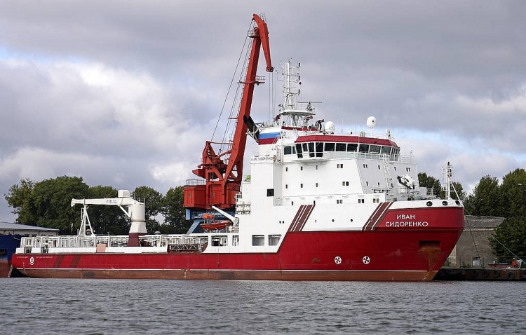 Tàu cung cấp đường ống cho Nord Stream 2 vào Biển Baltic