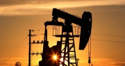 Vì sao giá dầu giảm bất chấp nguồn cung thắt chặt?