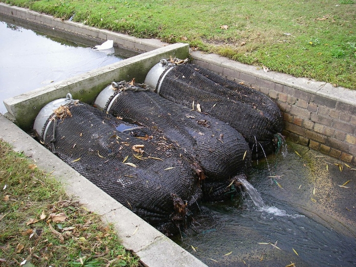 Cống thoát nước "giăng lưới to" thu về hàng trăm ki-lô-gam rác thải tại Australia, Úc