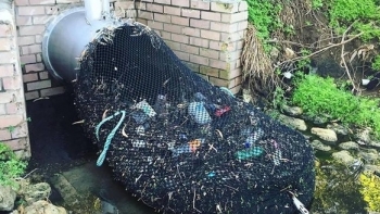 Cống thoát nước "giăng lưới to" thu về hàng trăm kilogam rác thải tại Australia