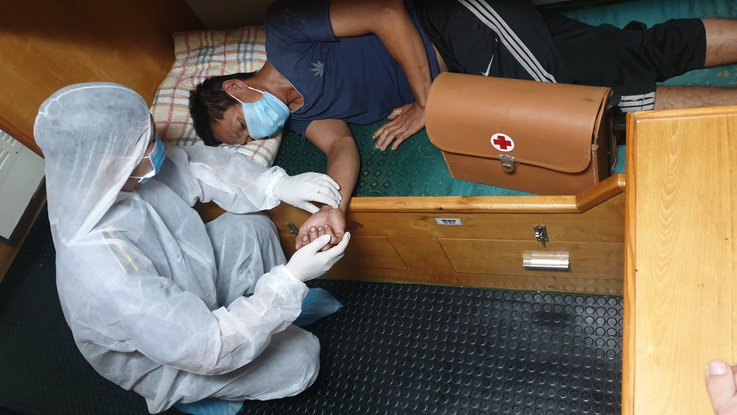 Nhân viên y tế Tàu KN 462 khám và sơ cứu ban đầu cho ngư dân Đỗ Văn Hùng